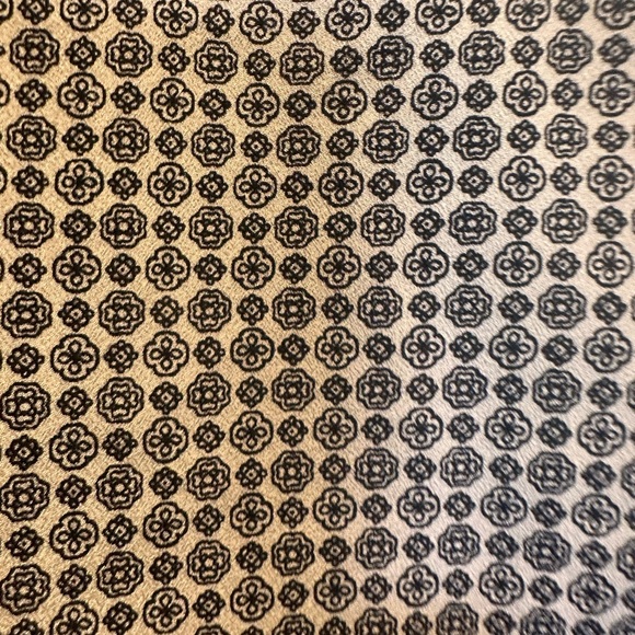 🌸3/$5 🌸 grayson medium tank/shell top - Picture 2 of 2